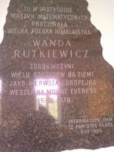 IMM 1994 tablica pami±tkowa ufundowana przez kolegów i koleżanki z IMM na cze¶ć Wandy Rutkiewicz.jpg